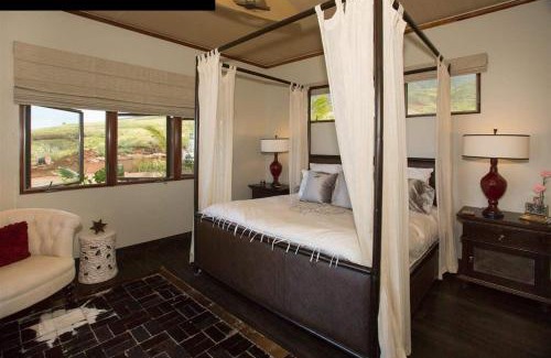 Lahaina House | Ultimate Family Escape: Private Residence with Infinity Pool Jacuzzi WiFi Outdoor Shower Gourmet Kitchen