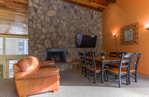 Dillon Apartment | Modern Cozy Mountain Condo with Upscale Amenities