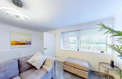 Biddenham House | Ranworth House - Holiday home in Bedford Sleeps 5