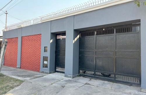 Tucuman House | Casa a 5 minutos de Y Buena, tres dormitorios, living comedor, cocina, pileta, cochera para dos autos con portón automático