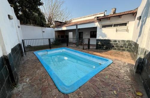 Tucuman House | Casa a 5 minutos de Y Buena, tres dormitorios, living comedor, cocina, pileta, cochera para dos autos con portón automático