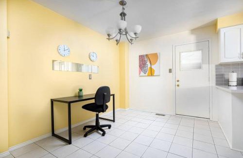 Mavis-Erindale Apartment | Central 4 Bed Room Home by GO Station and Sq One!