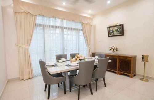 Batu Ferringhi Villa | English Style Villa Karaoke Pool