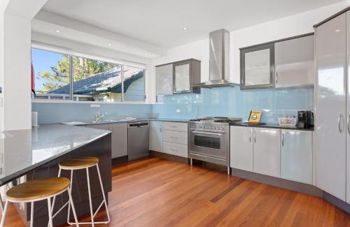 Toowoon Bay House | MODERN BEACH MANSION / 2 MINUTES FROM WATER