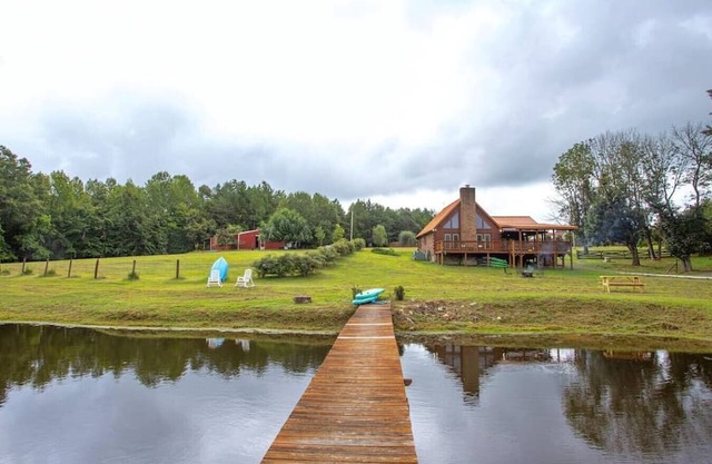 Modern hot tub lodge on 25 acres w/ private lake