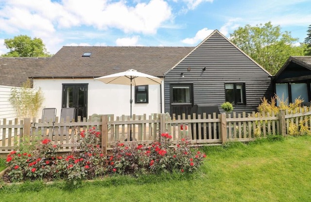 Contemporary cottage for four & private hot tub. Derbyshire Dales/Peak District.