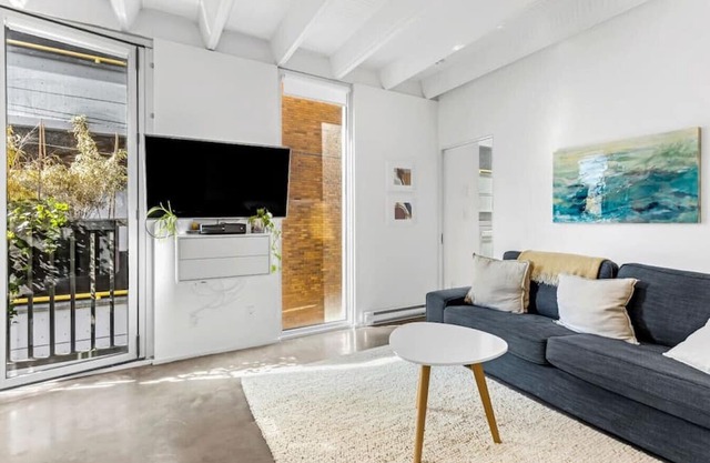The Zen Loft: Shared Rooftop Bliss with City Views