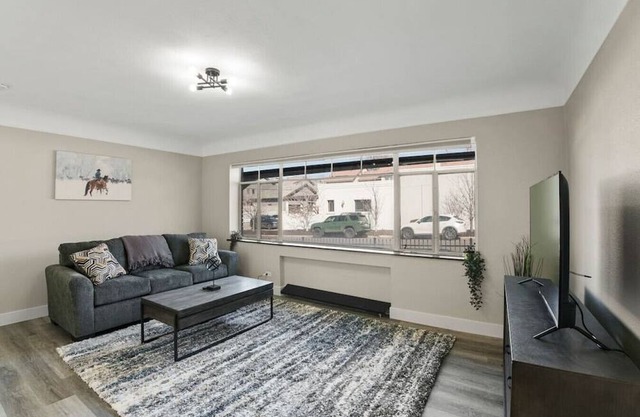 Contemporary Cherry Creek Apt w/1 Queen