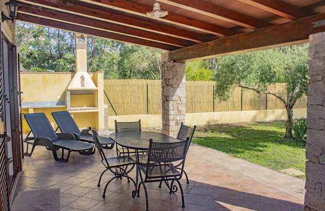 Su Moddissi, small villa 250m from Perdepera beach