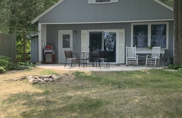 Waterfront 1 bedroom and loft cottage with small private pier on Garrett Bay