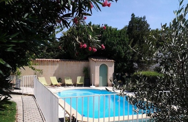 Near Avignon Beautiful detached villa garden with secure private pool