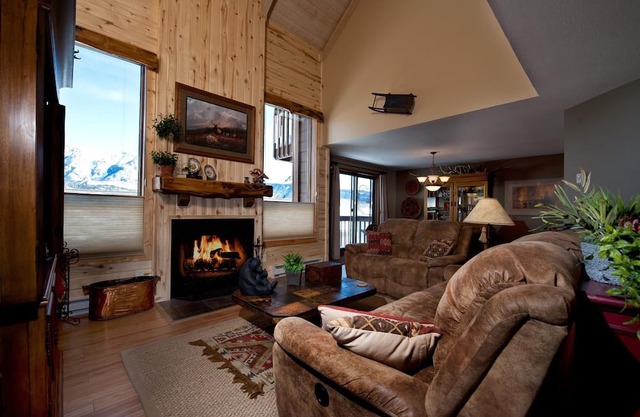 Awesome Views - Heated Pool - Free Ski Shuttle