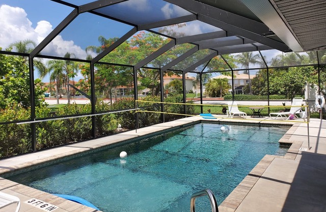 Twin House shared Volleyball pool 3 King bedrooms, 2 sofa sleepes 8