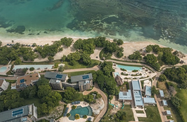 4BR Seaview Apartment at Calablanca D5