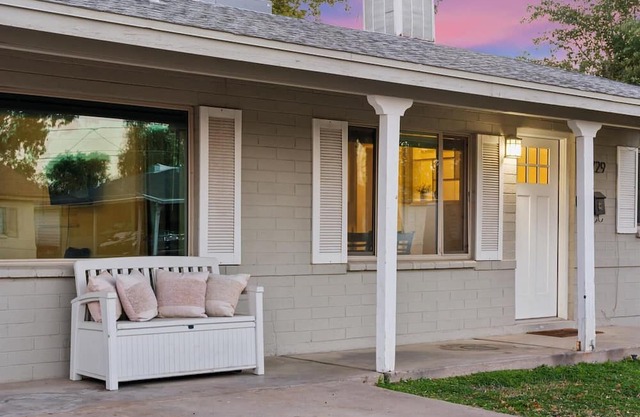 *5 Min to Old Town | Huge Backyard! | Golf 3 Min*