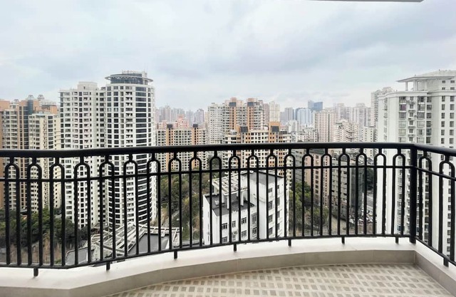 Stylish 3-Bedroom Apt Near Shanghai’s Iconic Attractions