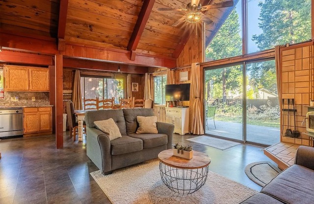 Central 3 BR Cabin with Private Beach - Tahoe City