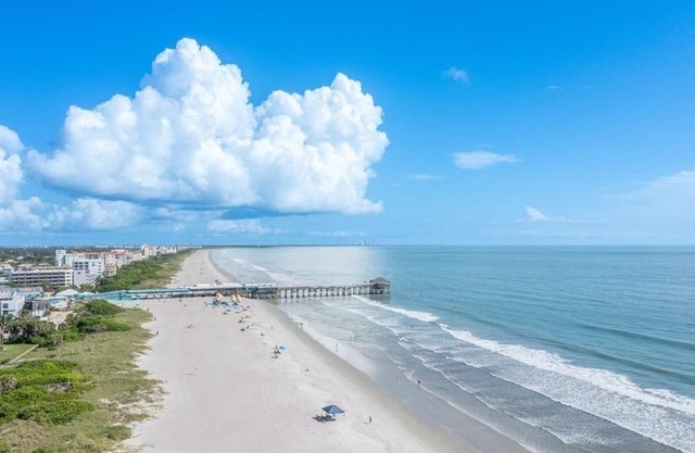 Barefoot Beach Bungalow: 1B Oceanfront Complex by World Famous Cocoa Beach Pier