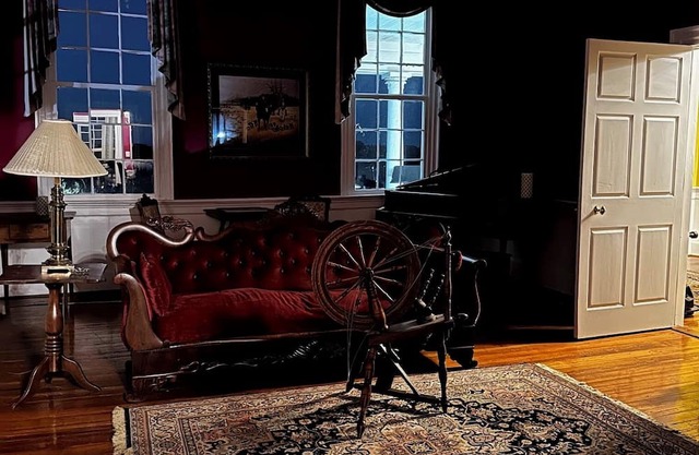 Historic Charming 4-bedroom farmhouse in Reidsville with WiFi and AC