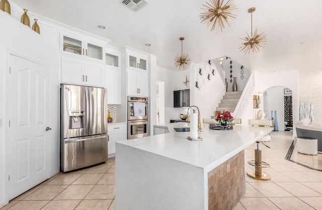 Golden Glam Palace: Luxury Home with Pool in Gilbert