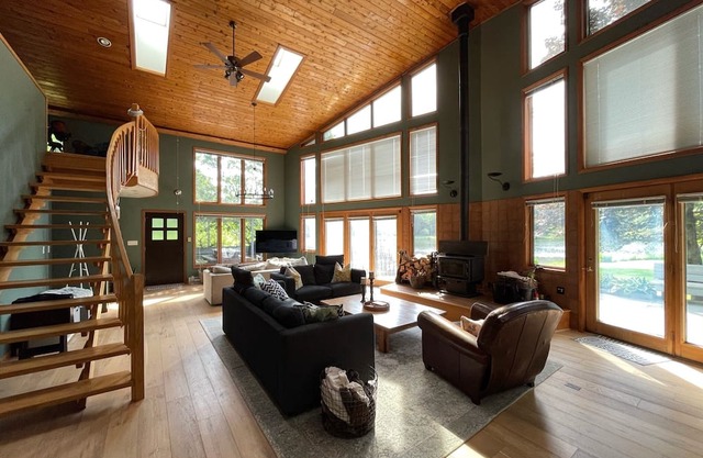 Private lake 4bd/4ba cabin on 36 acres in northern Poconos