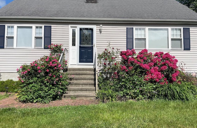 Beautiful New England. Quaint and spacious home. Close to over 5 University.