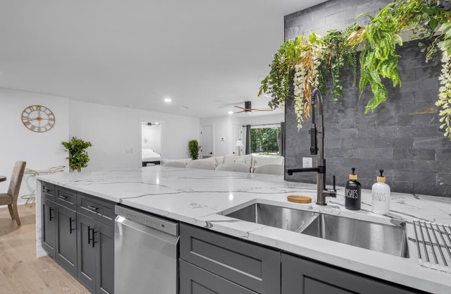 Luxurious Fully Remodeled Apartment Just 6 Miles from Downtown!