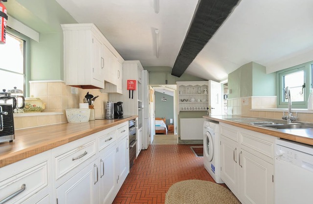ORCHARD COTTAGE, pet friendly, character holiday cottage in Hartland