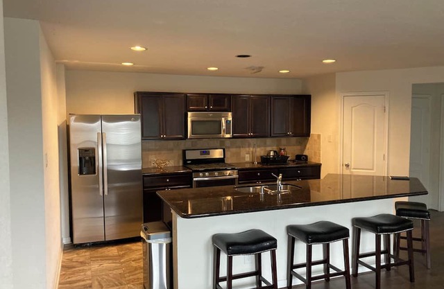 Charming 1 story house with WiFi, AC in awesome Katy - One bedroom space