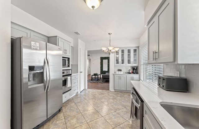 Modern Luxury 3BR Dallas Home - Arcade Game, Parking, WIFI, Sleeps 6