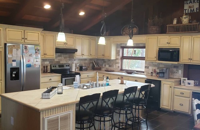 Charming 4-bedroom/4-bath lake cabin with WiFi and AC on beautiful Lake Martin