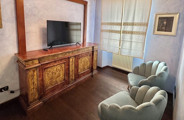 Well Connected Charming Apartment, reserved free parking and two full bathrooms