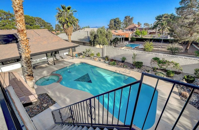 Private Pickleball Court 2-bedroom villa in enjoyable Las Vegas with WiFi, AC,