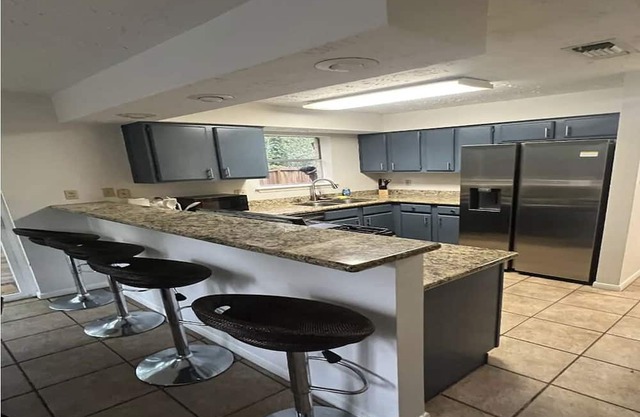 4-bedroom house in the Woodlands with high-speed Wi-Fi, and AC.