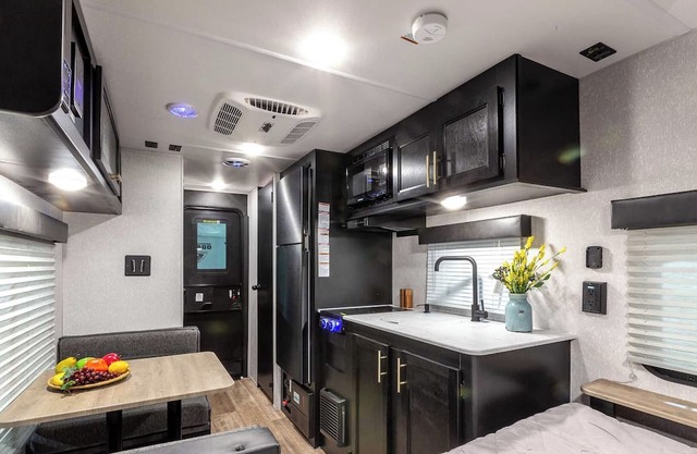 New cozy RV with heat, cook-top, queen bed, fridge and bathroom in Leadville!