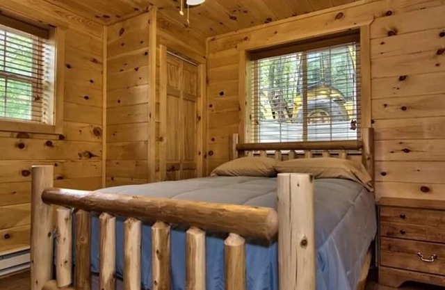 Luxury Cabin Sleeps 14 w/Game Room,HOT TUB,FIRE PIT,BB Court! 5min to SKI SLOPES