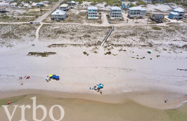 Expansive beachfront true gem with a private pool, Central A/C in Gulf Front