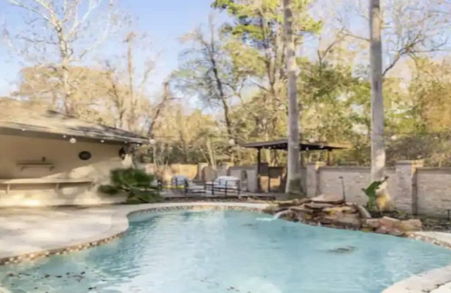 12 beds, Pool, Parking, Large backyard, Pet friendly