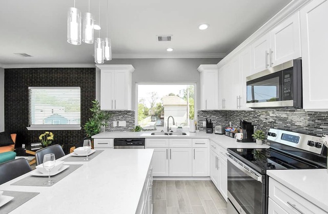 Urban Duplex- BOTH SIDES: 6 Bedrooms, 18 Guests, Family Friendly in Houston TX