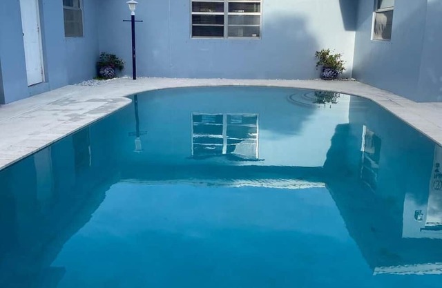 Amazingly peaceful Hollywood studio with pool and AC. 10 min to Beach and Casino