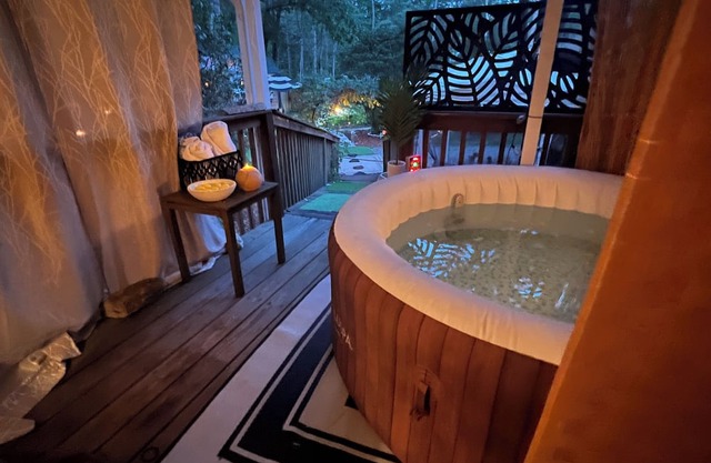 Awesome mini cabin & loft all wood hike to waterfalls! Hottub Tree swing Firepit