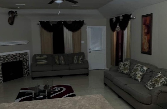 Charming 3-bedroom house in delightful Houston with WiFi, AC
