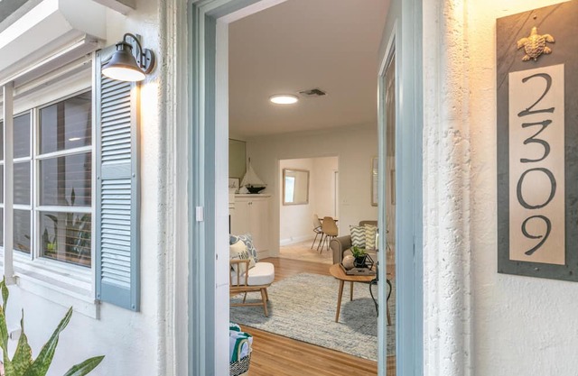 Walk to Beach two Cottages Swimming Pool hot tub Surf and Sand Resldences