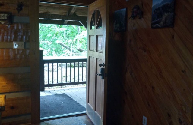 2 bedroom loft cabin ,pool table ,fireplace ,hotub ,dishwasher,garbage disposal