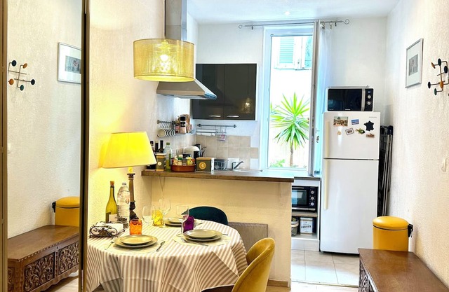 10-15 min to train, sea, marketplace