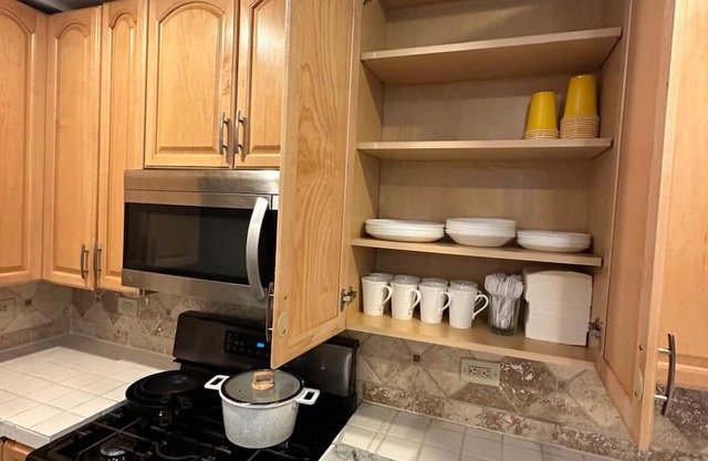 Very CLEAN and COZY house. Down Town 10 min. Waterfront markets, food courts