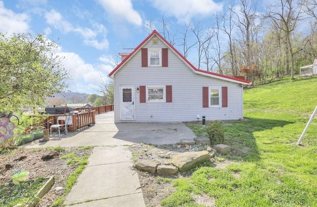 Cozy County Cottage Conveniently located in Laurelville Ohio.