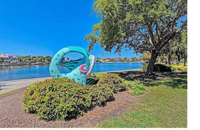 Walk 2 blocks to the bay, treed neighborhood and use the Kayaks -Sapphire Shores