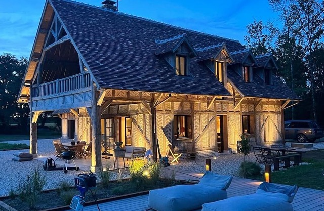 Superbe Propriété, 10 Couchages, 6 Chambres, Piscine, vue sur Étang