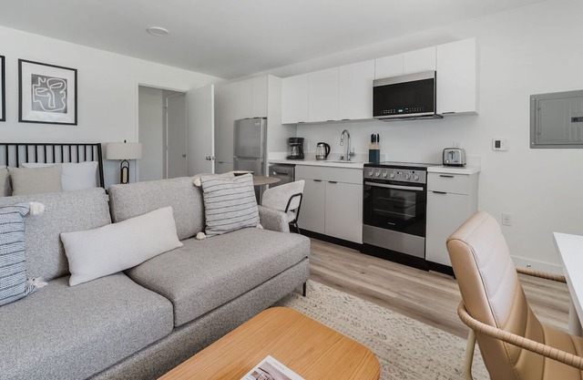 Convenient Oakland Studio w/ A/C, near Dining & Shops, by Blueground